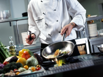Buffet de hotel con alimentos frescos bien organizados para reducir el desperdicio alimentario.