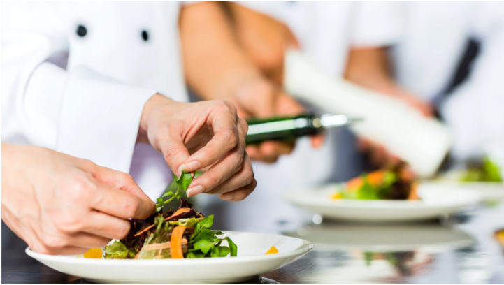 scelta di prodotti freschi per una ristorazione sostenibile