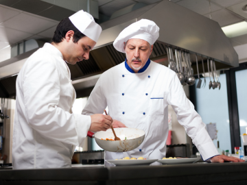Plato tradicional reinterpretado con una presentación moderna en restaurante.