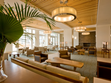 Hotel con paneles solares y sistemas digitales de monitorización energética en hostelería.